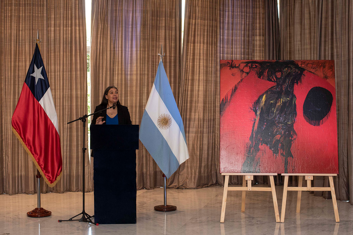Familia de artista argentino Ernesto Deira dona obra a la Casa de Bello en agradecimiento por resguardo de su legado
