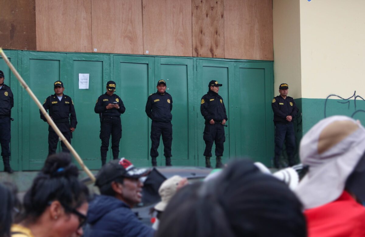 Medios y organizaciones denuncian el envío de uniformados a Puno, Perú