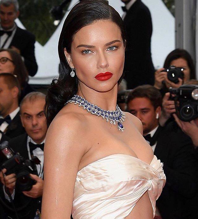 La FIFA designa a la modelo brasileña Adriana Lima embajadora mundial – La  Razón