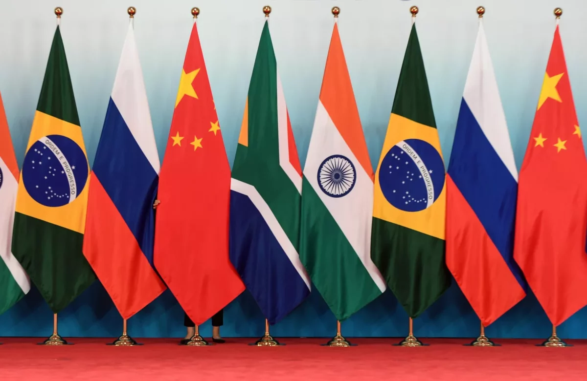 Otro revés al dólar: el grupo de los BRICS trabaja en una nueva moneda para su comercio