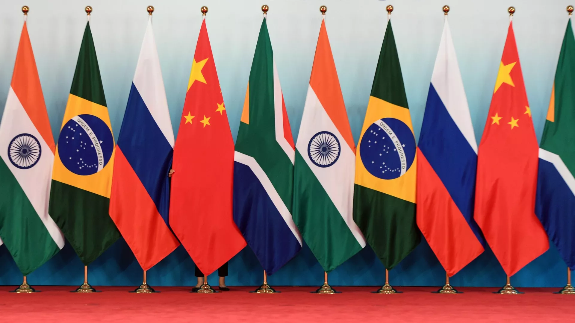 Otro revés al dólar: el grupo de los BRICS trabaja en una nueva moneda para su comercio