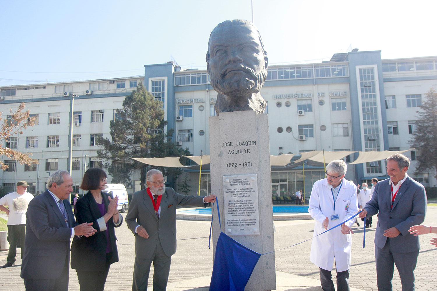 Inauguran placa conmemorativa que reconoce aporte del Hospital Clínico U. de Chile a la formación de especialistas