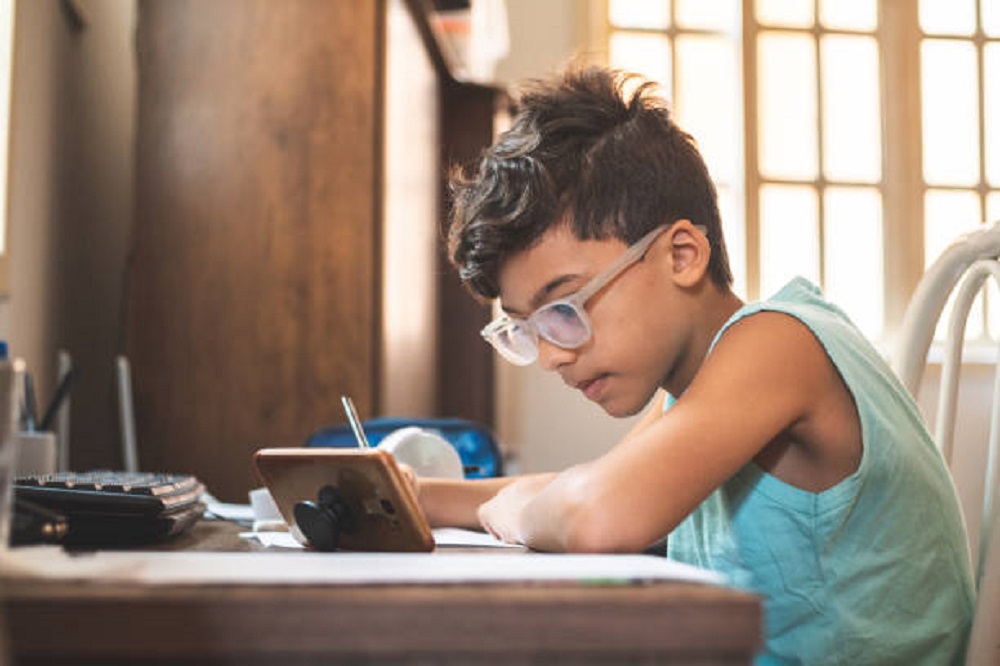  Resultados Estudio Kids Online:  Se adelanta a los 8,9 años el acceso al celular con Internet y crece su uso para tareas escolares y aprender cosas que les gustan