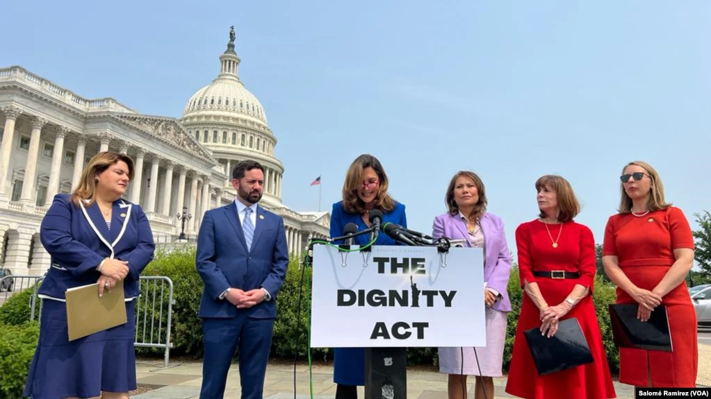 Congresistas en EEUU presentan reforma migratoria que incluye pagos para acceder a estatus legal