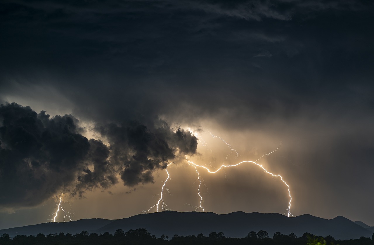 La Dirección Meteorológica emite aviso por «tormentas eléctricas» para tres regiones del país