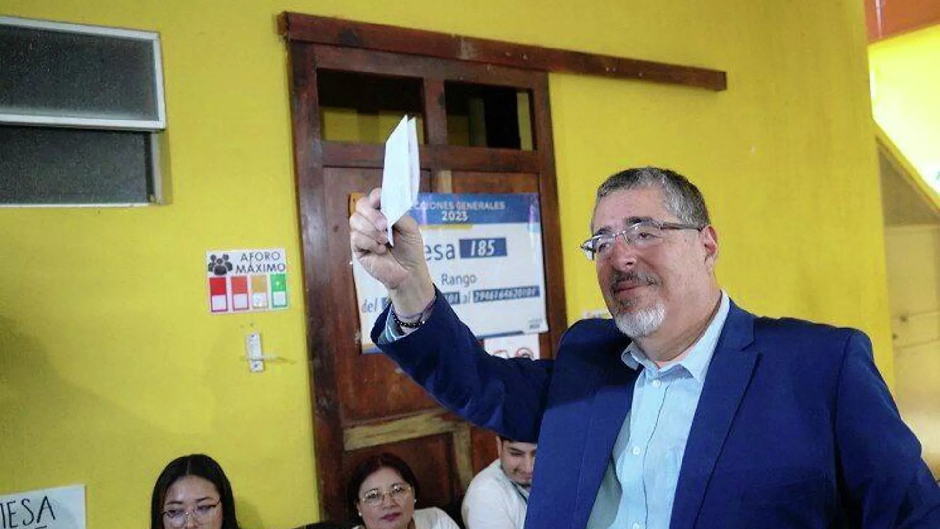 Bernardo Arévalo triunfa con amplia ventaja sobre la candidata Torres en el balotaje de Guatemala