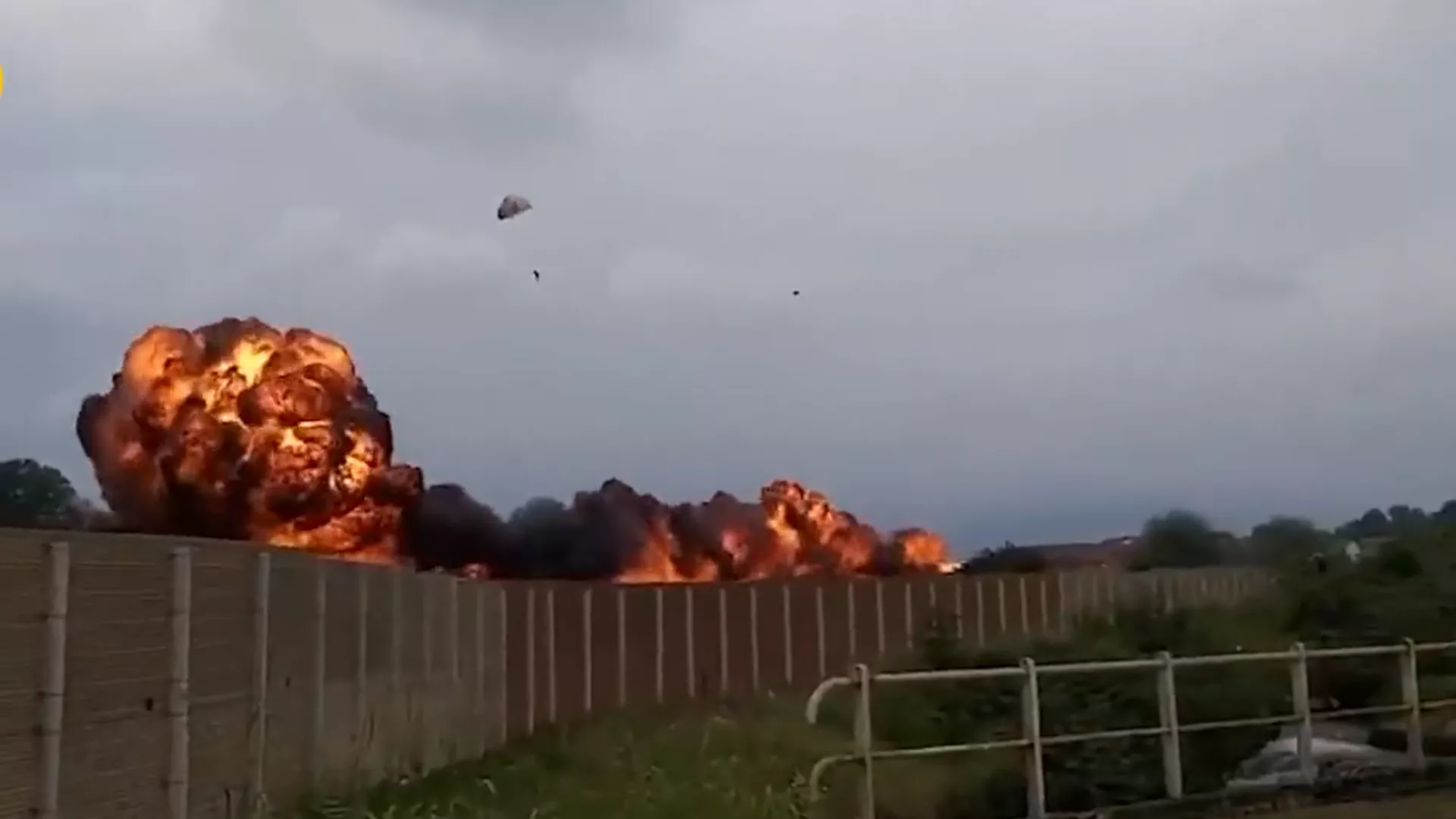 Avión golpea automóvil en base militar durante manifestación cerca de Turín de Italia, matando a un niño | Video