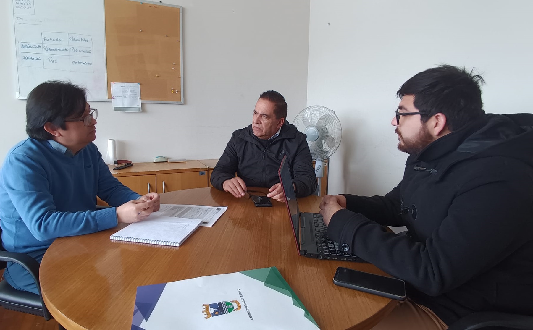 Alcalde Miguel Abuter León de Antuco gestiona recursos para dos nuevas ambulancias para la comuna