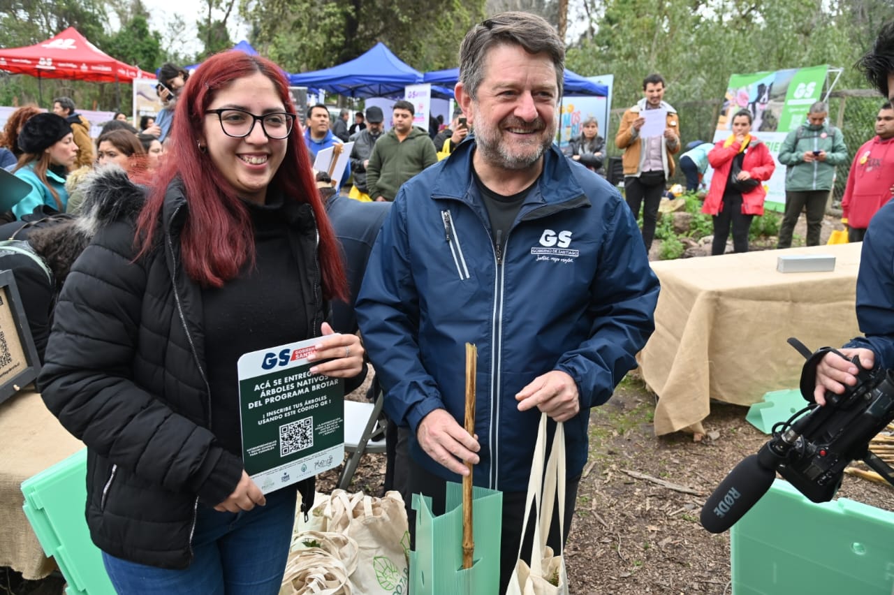 Programa Brotar: Gobierno de Santiago y Cultiva realizaron masiva entrega de 3 mil árboles a 150 organizaciones comunitarias