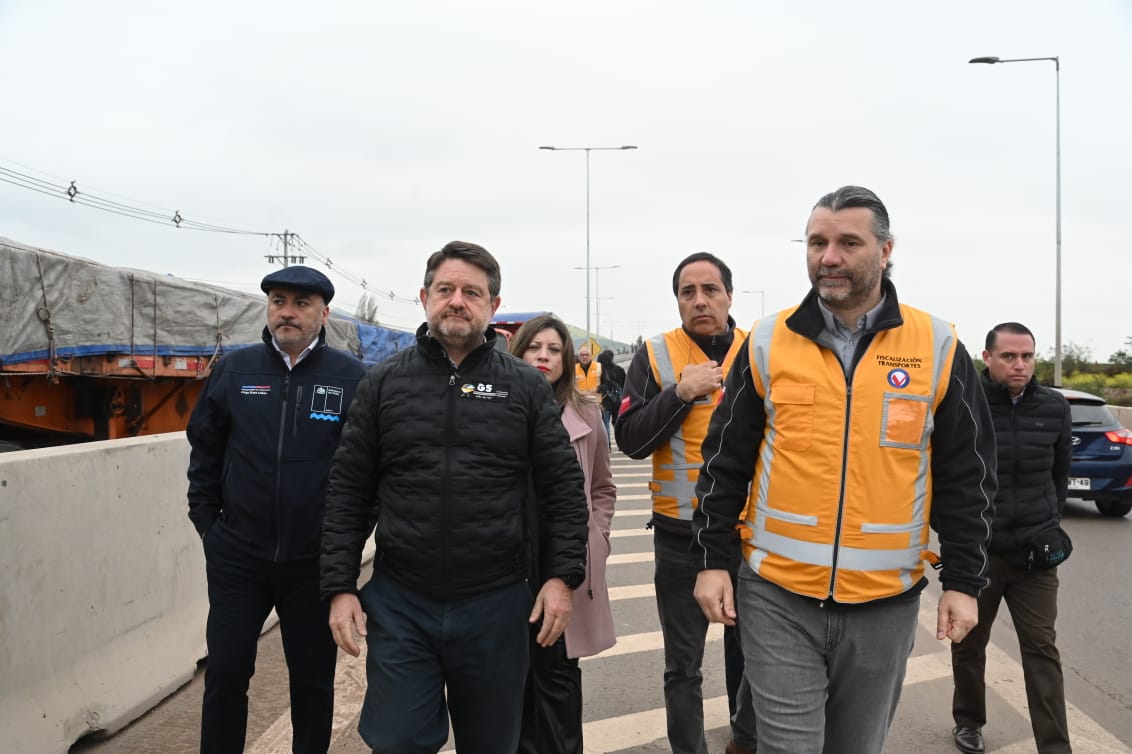 Gobernador Orrego y Ministerio de Transportes fiscalizan camiones en la lucha contra la mafia de vertederos ilegales en la Región Metropolitana